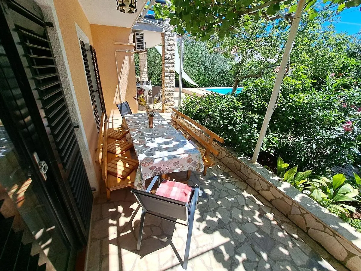Big Pool Apartment In פולה