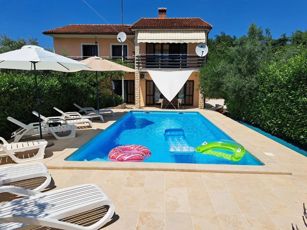 Big Pool Apartment In פולה