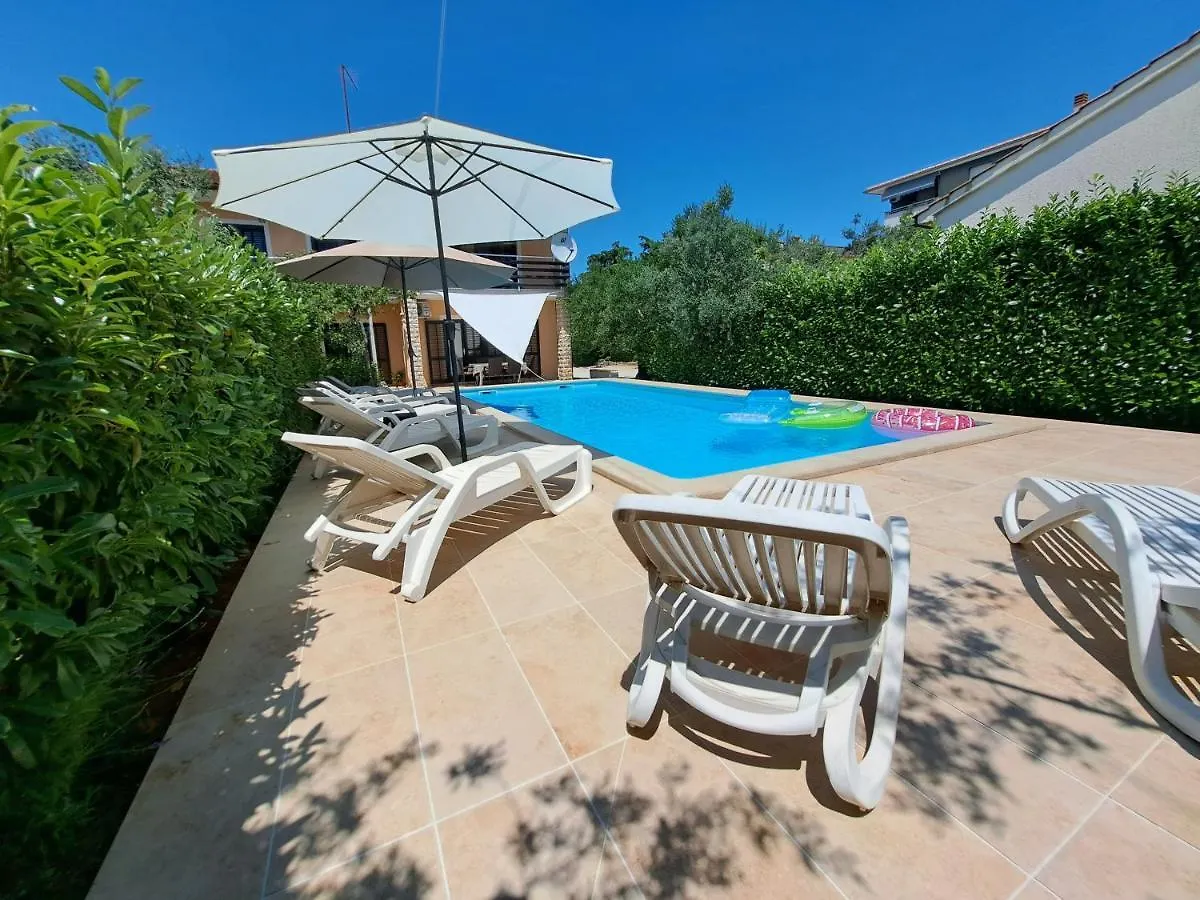 Big Pool Apartment In פולה קרואטיה