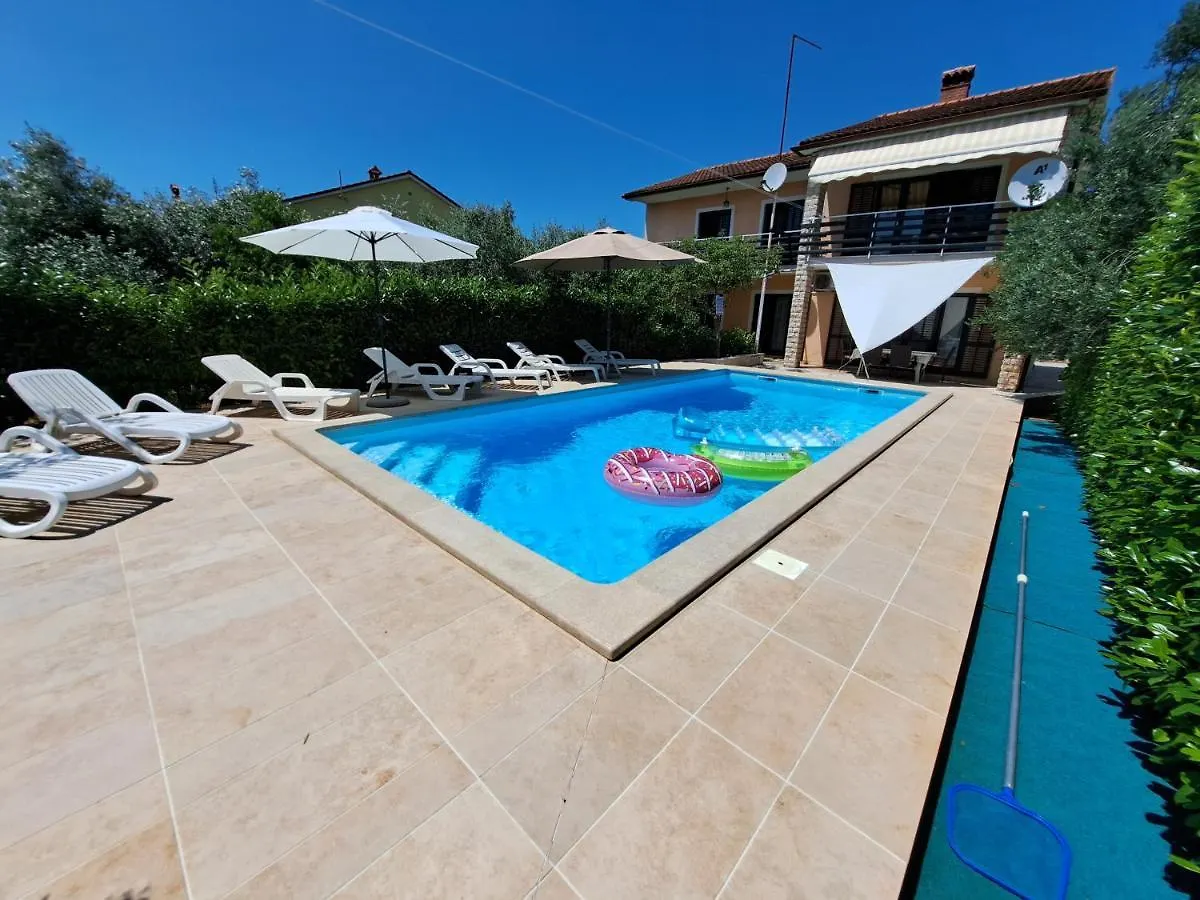 Big Pool Apartment In פולה קרואטיה