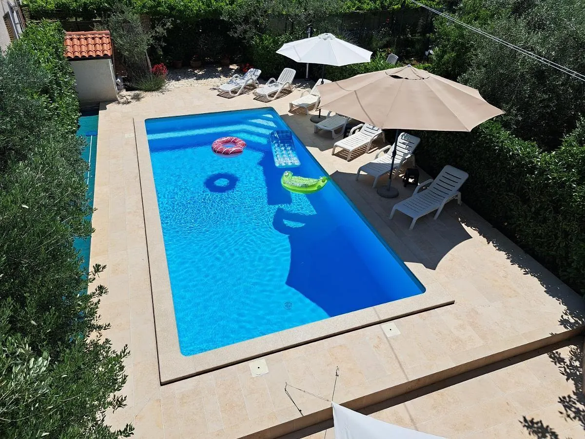 Big Pool Apartment In פולה