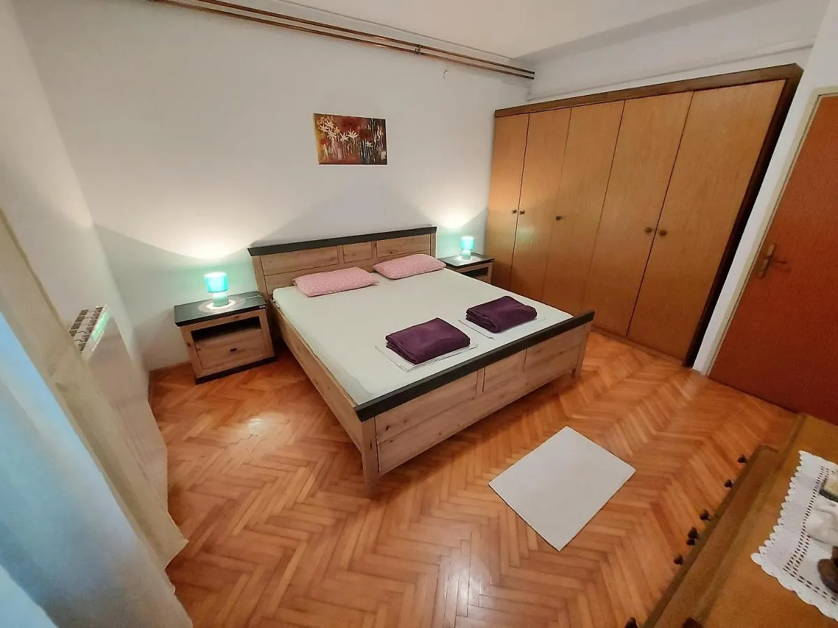 Big Pool Apartment In פולה