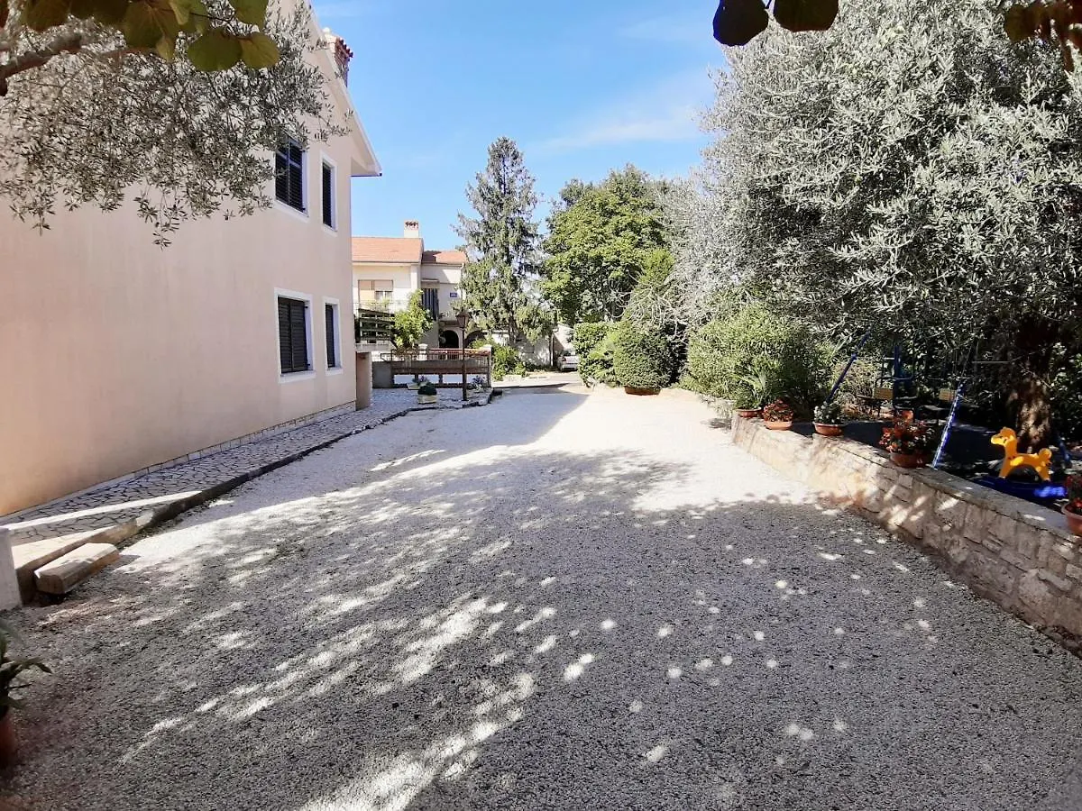 Big Pool Apartment In פולה