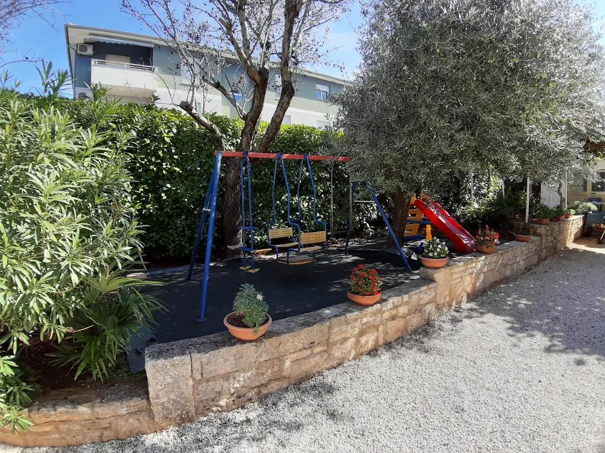 Big Pool Apartment In פולה קרואטיה