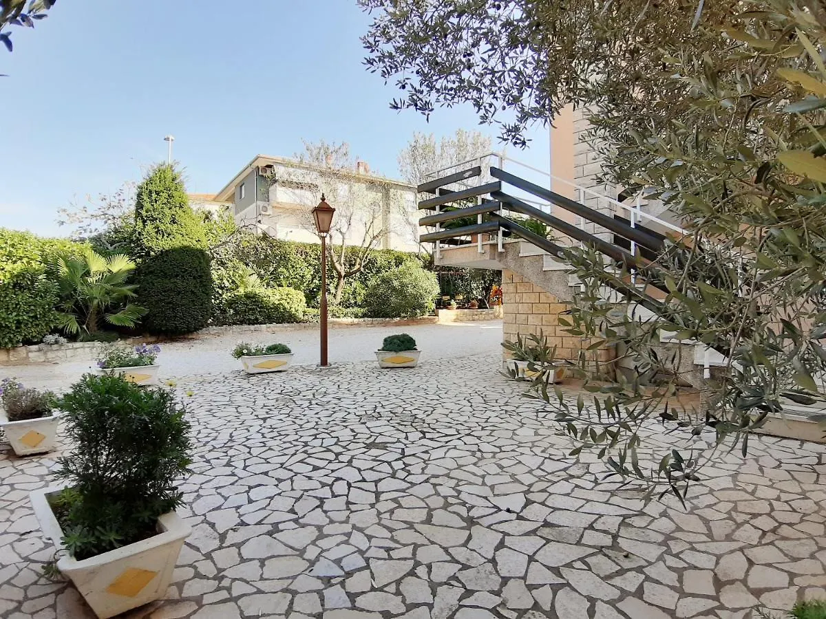 Big Pool Apartment In 풀라 0*,
