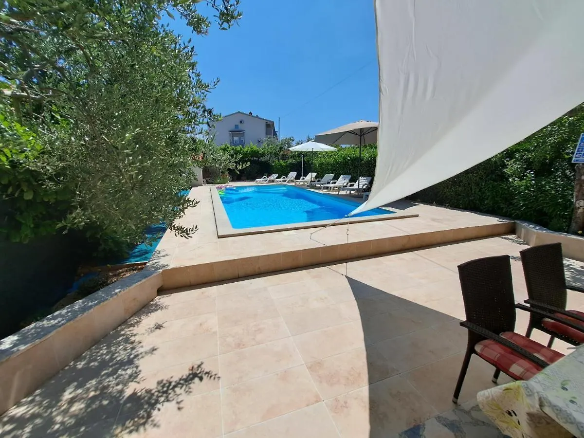 Big Pool Apartment In 풀라 0*,  크로아티아